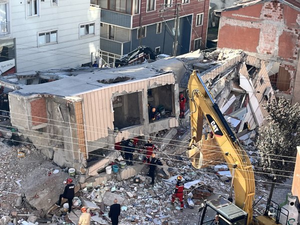 Τουρκία: Ένα 18χρονο κορίτσι ανασύρθηκε ζωντανό από τα συντρίμμια του κτιρίου που κατέρρευσε