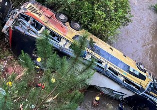 Αργεντινή: Τουλάχιστον 9 νεκροί σε τροχαίο με λεωφορείο που έπεσε από γέφυρα σε ποτάμι