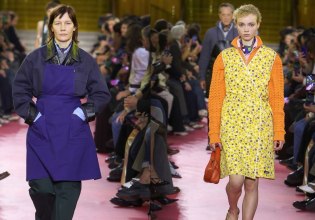 Η Miu Miu φέρνει τις ποδιές στην πασαρέλα – «Σύμβολο εργασίας και φροντίδας» λέει η Miuccia Prada