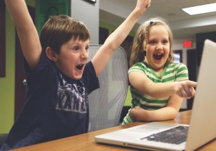 Έρευνα: Οι χαμηλές επιδόσεις στο δημοτικό σχετίζονται με το πόσο κάθονται τα παιδιά μπροστά σε οθόνες