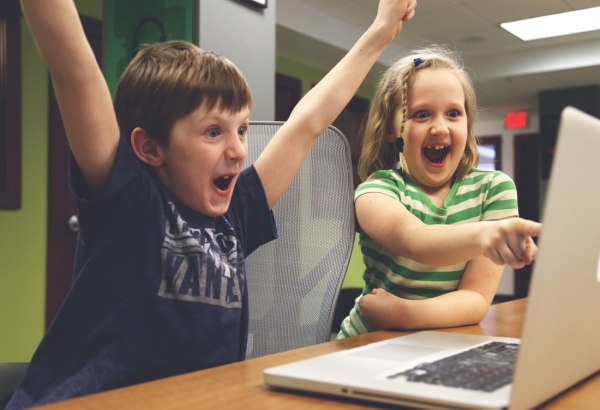 Έρευνα: Οι χαμηλές επιδόσεις στο δημοτικό σχετίζονται με το πόσο κάθονται τα παιδιά μπροστά σε οθόνες