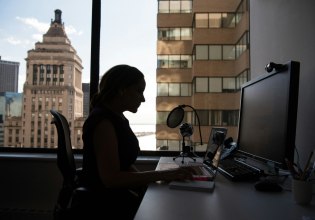 Η μεγάλη φυγή των γυναικών από τα γραφεία – Η τάση που ανησυχεί