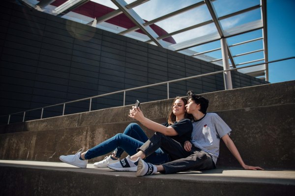 Σχέση: Τα τέσσερα στάδια στην εποχή του digital dating