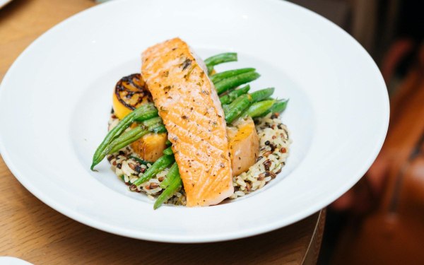 Συνταγή: Φιλέτο μπακαλιάρου με σπαράγγια και βασιλικό