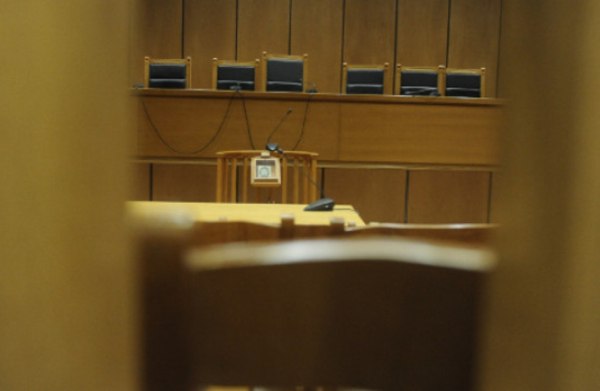 Γυναίκα δικηγόρος ξυλοκοπήθηκε μέσα σε δικαστήριο – Τι λέει το θύμα