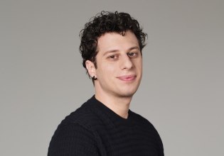 Βαγγέλης Δαούσης: «Προσπαθώ να ισορροπήσω ανάμεσα στον Ιμπραΐμοβιτς και τη Ματίνα Μανταρινάκη»