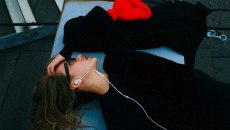 Είναι η μουσική το καλύτερο «αντίδοτο» για τη μοναξιά;