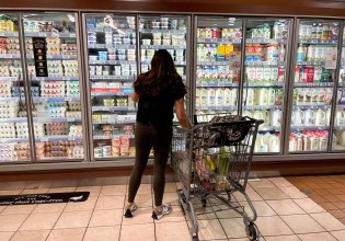 Οι δασμοί Τραμπ αρχίζουν να «γράφουν» στα ράφια