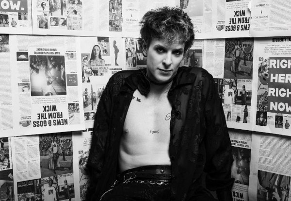 Ο D3lta τραγουδάει για μια γενιά που παλεύει να νιώσει και να αντισταθεί