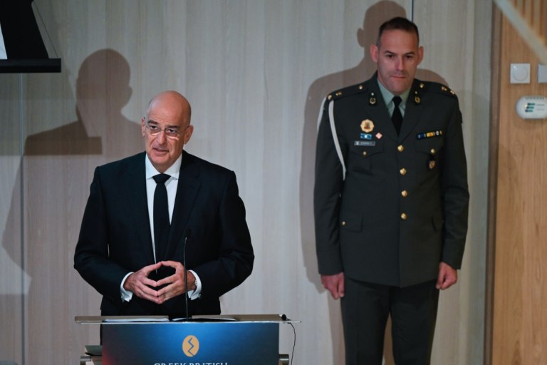 Η πρώτη αντίδραση Δένδια για το μνημείο του Αγνώστου Στρατιώτη μετά την ηχηρή διαφοροποίηση