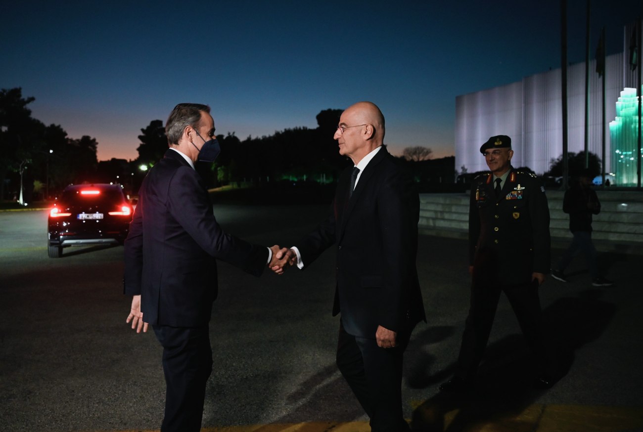 Μητσοτάκης – Δένδιας αναζητούν κοινό βηματισμό προς τον Άγνωστο Στρατιώτη πατώντας σε μία δημιουργική ασάφεια