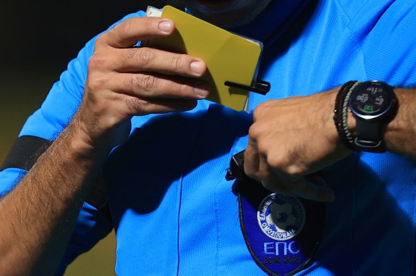 Super League: Τιμωρήθηκαν οι μισοί διαιτητές