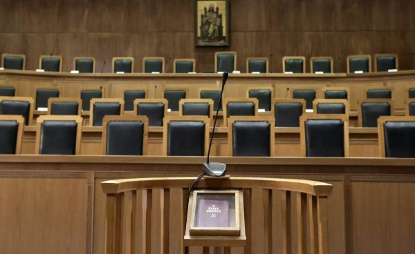 Στο εδώλιο η συμμορία ανηλίκων που άρπαζε αλυσίδες λαιμού από πεζούς στην Καλλιθέα