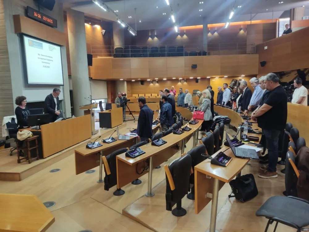 Θεσσαλονίκη: Ενός λεπτού σιγή στη μνήμη του Διονύση Σαββόπουλου στο δημοτικό συμβούλιο – «Έκανε τη ζωή μας πιο όμορφη»