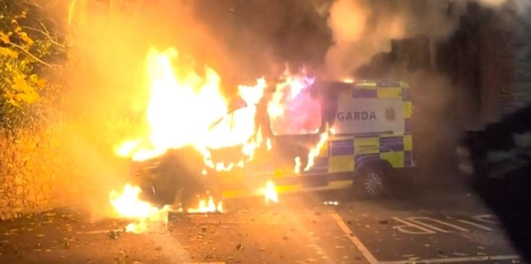 Ιρλανδία: Αγρια επεισόδια στο Δουβλίνο κοντά σε ξενοδοχείο όπου φιλοξενούνται αιτούντες άσυλο