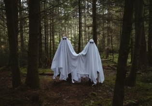 Ένας στους τρεις πιστεύει ότι τα φαντάσματα υπάρχουν – αλλά κανείς δεν τολμά να το πει στους φίλους του