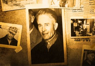 Νεκροφιλία ως σέξι ψυχαγωγία; Η εμμονή με τον Χασάπη Εντ Γκέιν και η εμπορευματοποίηση του πόνου στο Monster του Netflix