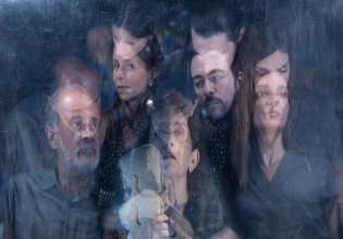 «Ευγένιος»: Η σκηνοθεσία – ανατροπή του Γιώργου Καραμίχου στην μαύρη κωμωδία στο θέατρο Σημείο