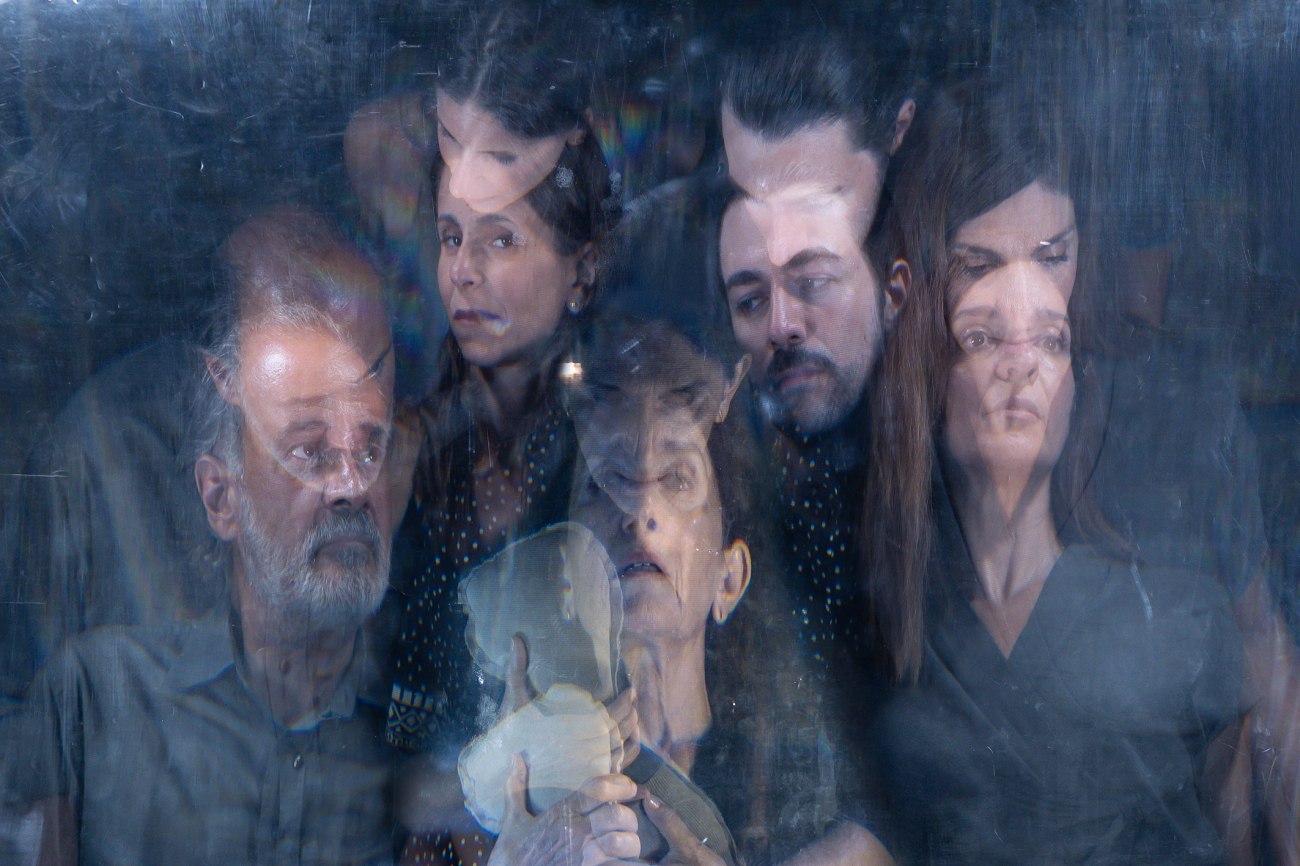 «Ευγένιος»: Η σκηνοθεσία – ανατροπή του Γιώργου Καραμίχου στην μαύρη κωμωδία στο θέατρο Σημείο