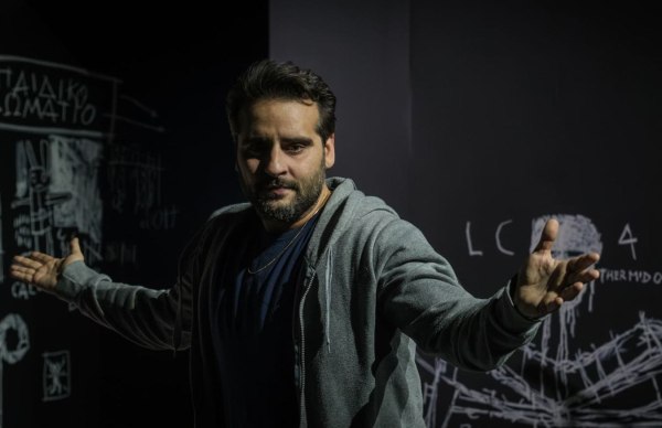 Εχθρός του Λαού: Μια σύγχρονη ματιά στο συγκλονιστικό έργο του Ίψεν