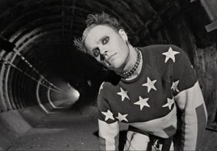 «Κανείς δε βγάζει λεφτά από αυτά» – Τι θα απογίνουν τα μουσικά βιντεοκλίπ με το κλείσιμο του MTV;