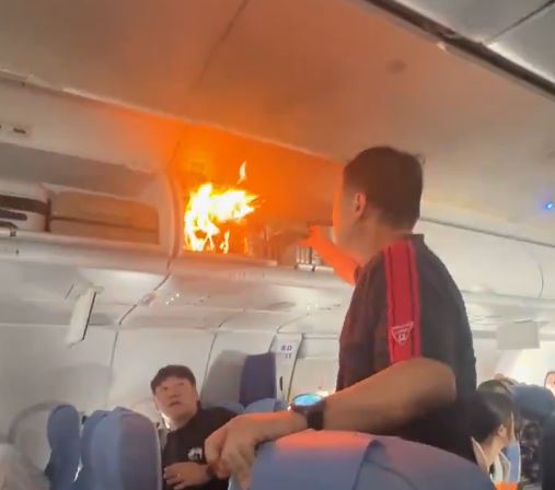 Εφιαλτικές στιγμές σε πτήση – Χειραποσκευή πήρε φωτιά [Βίντεο]