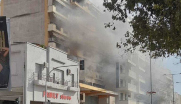 Θεσσαλονίκη: Γυναίκα εντοπίστηκε χωρίς τις αισθήσεις της σε πολυκατοικία κατά τη διάρκεια κατάσβεσης πυρκαγιάς