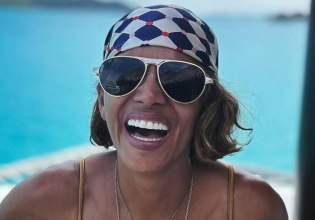 «Πίνεις από το συντριβάνι της νεότητας» – Η Χάλι Μπέρι στα 59 ως κορίτσι του Μποντ με χρυσό μπικίνι