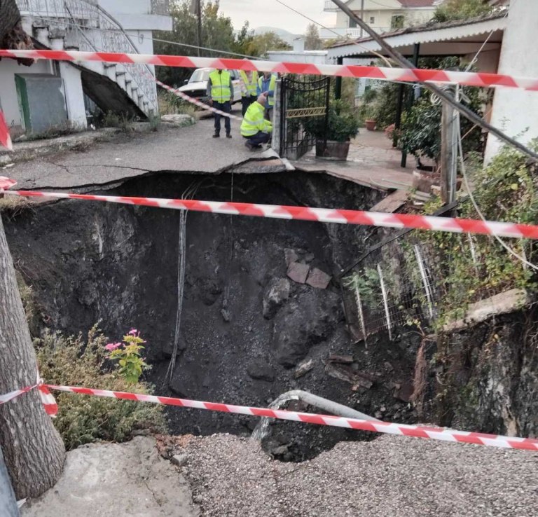 Αιτωλοακαρνανία: Απίστευτες εικόνες στις Φυτείες – Άνοιξε κρατήρας ανάμεσα σε σπίτια