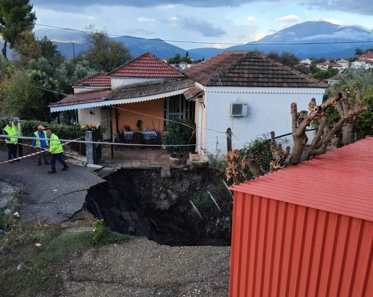 Αιτωλοακαρνανία: «Φαινόμενο που δύσκολα ανιχνεύεται» – Λέκκας για τον κρατήρα που άνοιξε ανάμεσα σε σπίτια