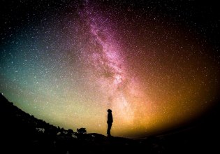 Αλήθεια ή πλάνη η «σκοτεινή ύλη»; Μυστηριώδης λάμψη στον Γαλαξία φέρνει πιο κοντά την απάντηση