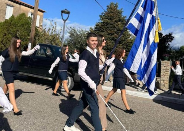 Αγρίνιο: «Αισθάνθηκα περήφανος που παρέλασα και εγώ», είπε ο τυφλός σημαιοφόρος