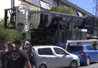 Κερατσίνι: Γερανός παρέσυρε σταθμευμένα οχήματα έξω από το Δημοτικό Κολυμβητήριο