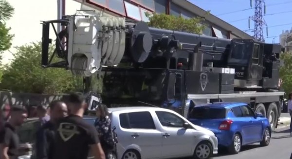 Κερατσίνι: Γερανός παρέσυρε σταθμευμένα οχήματα έξω από το Δημοτικό Κολυμβητήριο