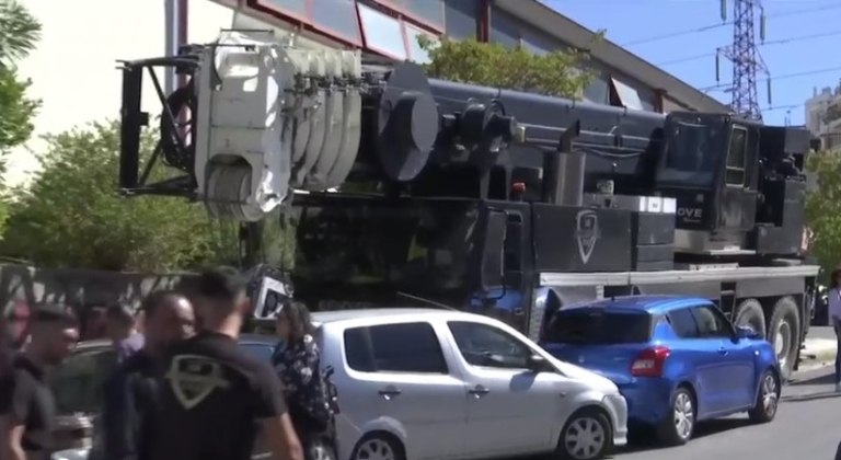 Κερατσίνι: Γερανός παρέσυρε σταθμευμένα οχήματα έξω από το Δημοτικό Κολυμβητήριο