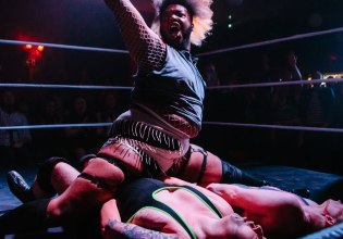 «Δεν μπορείς να το κάνεις αυτό σε μια παράσταση Σαίξπηρ»: Πώς το wrestling σπάει τα ταμπού με «όπλο» το γέλιο