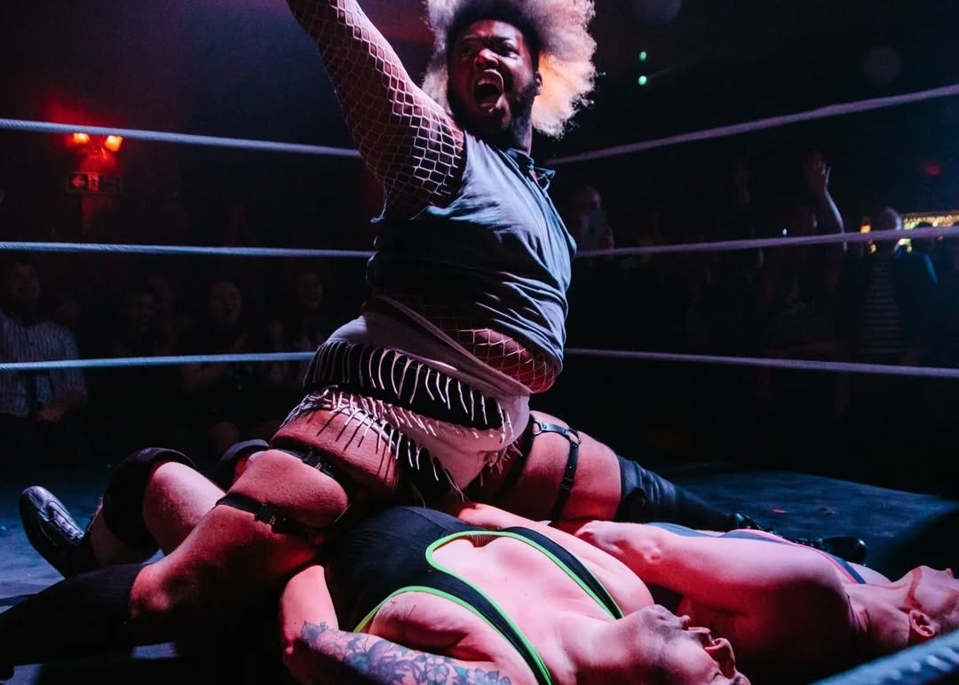 «Δεν μπορείς να το κάνεις αυτό σε μια παράσταση Σαίξπηρ»: Πώς το wrestling σπάει τα ταμπού με «όπλο» το γέλιο