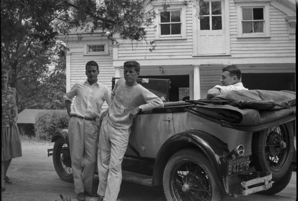 JFK: Προβλήματα βάρους, απόρριψη από μια ηθοποιό του Χόλιγουντ και λοιπές αποκαλύψεις σε νέο βιβλίο