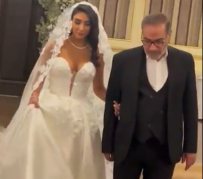 Αζερμπαϊτζάν: Νύφη αυτοκτόνησε γιατί τα πεθερικά της έκαναν bullying για το «προκλητικό» νυφικό