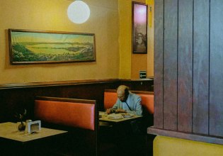 Έρευνα: Τα μοναχικά γεύματα επηρεάζουν την ευτυχία μας