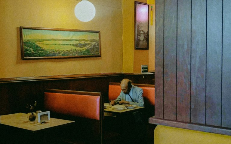 Έρευνα: Τα μοναχικά γεύματα επηρεάζουν την ευτυχία μας