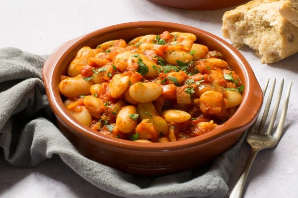 Συνταγή: Κοκκινιστοί γίγαντες με χόρτα