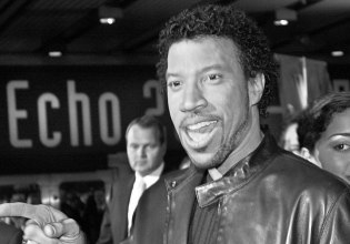 Ο Λάιονελ Ρίτσι θυμάται το ερωτικό τρίγωνο που γέννησε πρωτοσέλιδα στον σκανδαλοθηρικό Τύπο