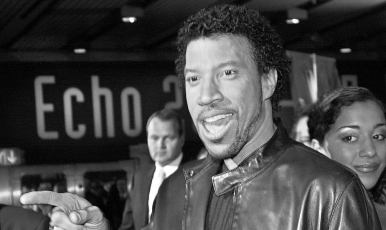 Ο Λάιονελ Ρίτσι θυμάται το ερωτικό τρίγωνο που γέννησε πρωτοσέλιδα στον σκανδαλοθηρικό Τύπο