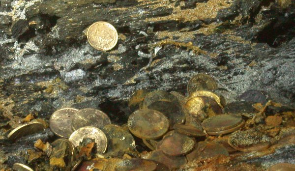 «Στόλος του Θησαυρού»: Εντοπίστηκαν νομίσματα αξίας ενός εκατ. δολαρίων από τα ισπανικά ναυάγια του 1715 στη Φλόριντα