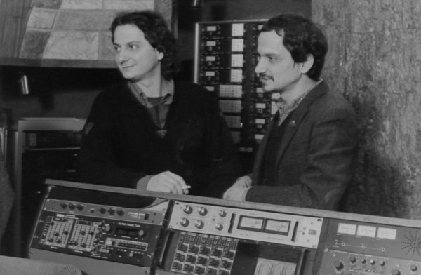 Οι Κατσιμιχαίοι, 40 χρόνια από τα Ζεστά Ποτά και ένα μυαλό γεμάτο στίχους: Ο Σπύρος Αραβάνης έμαθε τον κόσμο μέσω των τραγουδιών