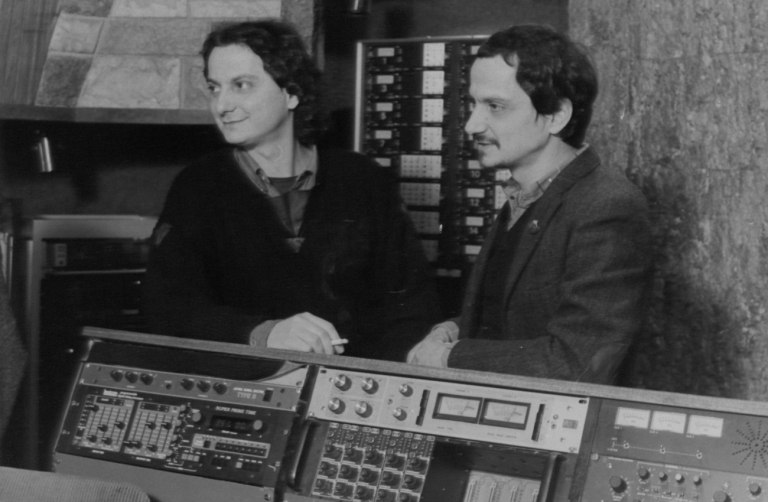 Οι Κατσιμιχαίοι, 40 χρόνια από τα Ζεστά Ποτά και ένα μυαλό γεμάτο στίχους: Ο Σπύρος Αραβάνης έμαθε τον κόσμο μέσω των τραγουδιών