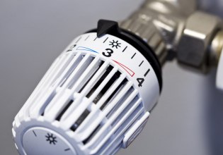 ΕΚΠΟΙΖΩ: Για λίγους η πράσινη μετάβαση – Αιχμάλωτα της ενεργειακής φτώχειας τα ευάλωτα νοικοκυριά