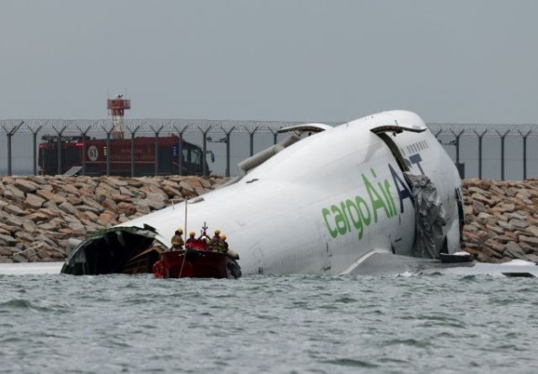 Χονγκ Κονγκ: Αεροσκάφος κατέληξε στη θάλασσα κατά την προσγείωση – Νεκρά 2 μέλη από το προσωπικό εδάφους