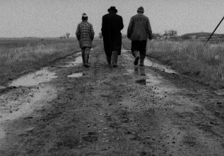 Οι κινηματογραφικές ιλαροτραγωδίες των Μπέλα Ταρ και Λάσλο Κρασναχορκάι για έναν κόσμο που αποσυντίθεται